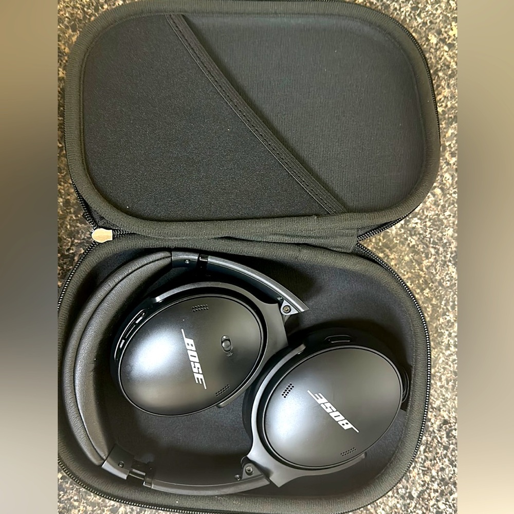 BOSE QC45 headphones . 2 weeks olds new condition
